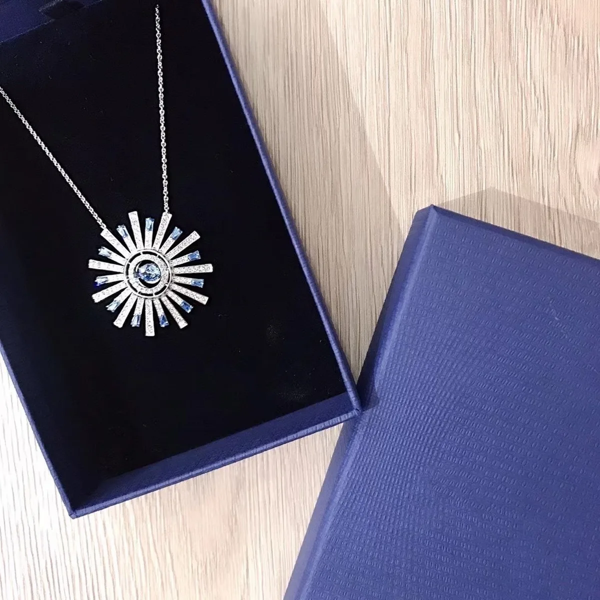 

QSJIE High quality SWA. fashionable, fresh, brilliant blue crystal luxury solar cocktail Necklace Charming fashion jewelry