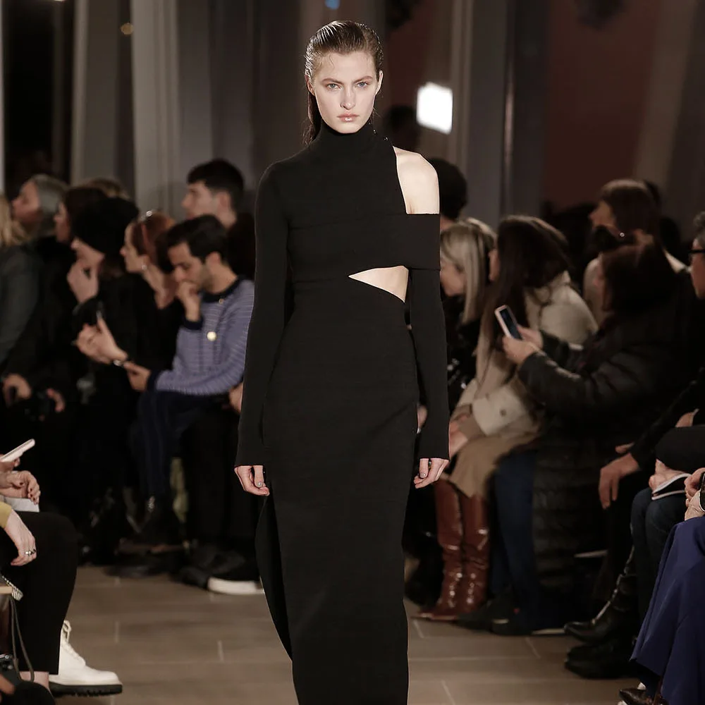 

Летнее трикотажное однотонное платье с поясом и открытыми плечами