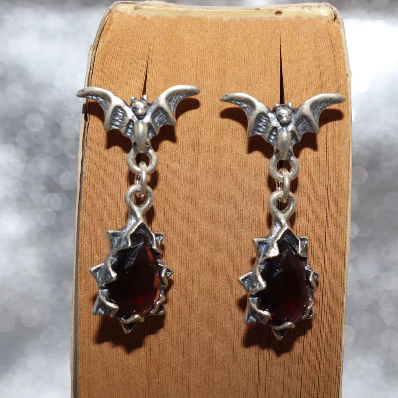 

Vintage Red Vampire Bat Pendant Earrings Punk Gothic Earrings Ladies Geometric Jewelry Gifts