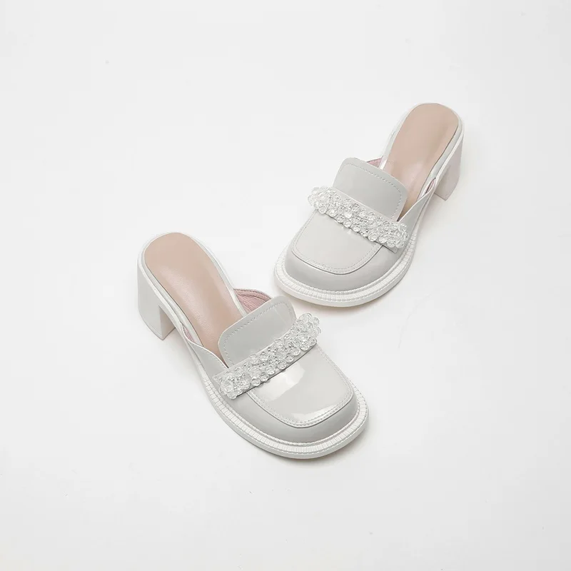 Босоножки женские из лакированной кожи с круглым носком на высоком каблуке |