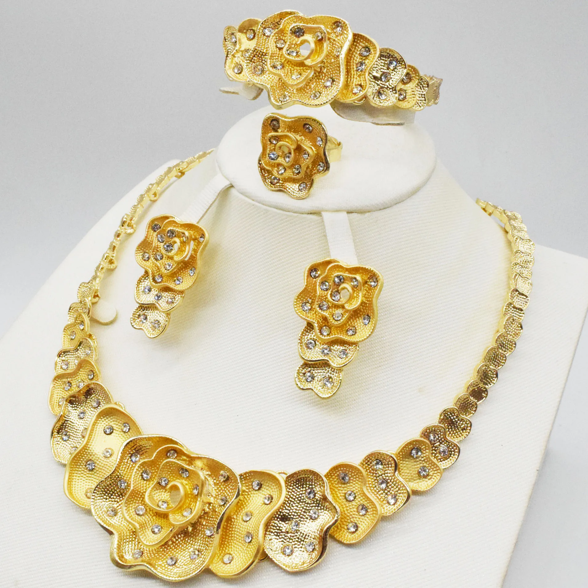 Комплект из колье и серёг золотистого цвета с африканскими бусинами | Украшения