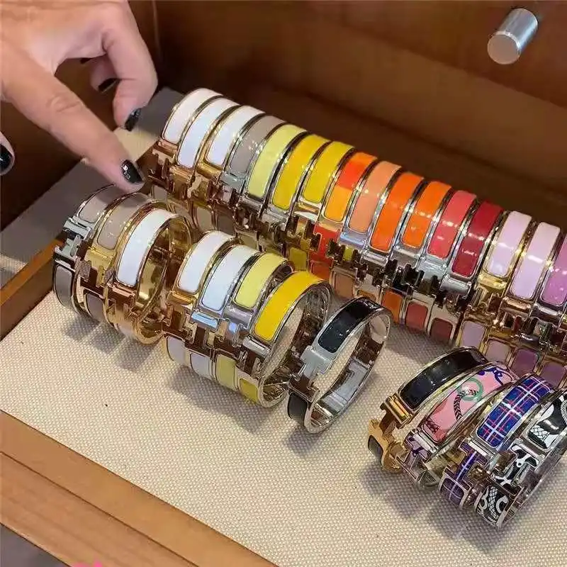 

Dropshipping Letter H Enamel Fashion Charm Bracelets for Women Luxury Titanium Steel Drop Oil Couple Bangles