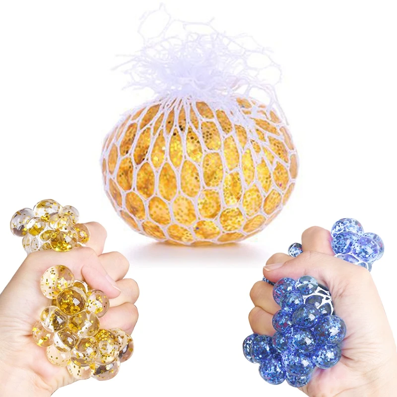 Милые люди из шаров чтобы отпустить программирующий мяч для снятия давления