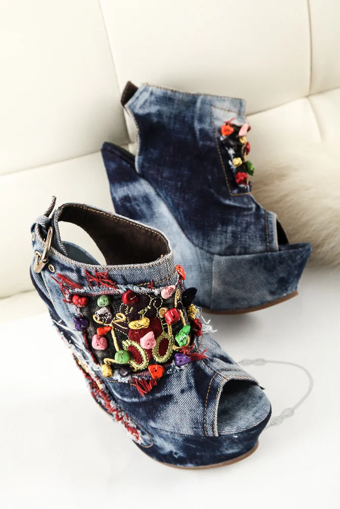 

The new 2017 sandals Fashion high wedge waterproof machine for water denim diamond shoes embroidered folk