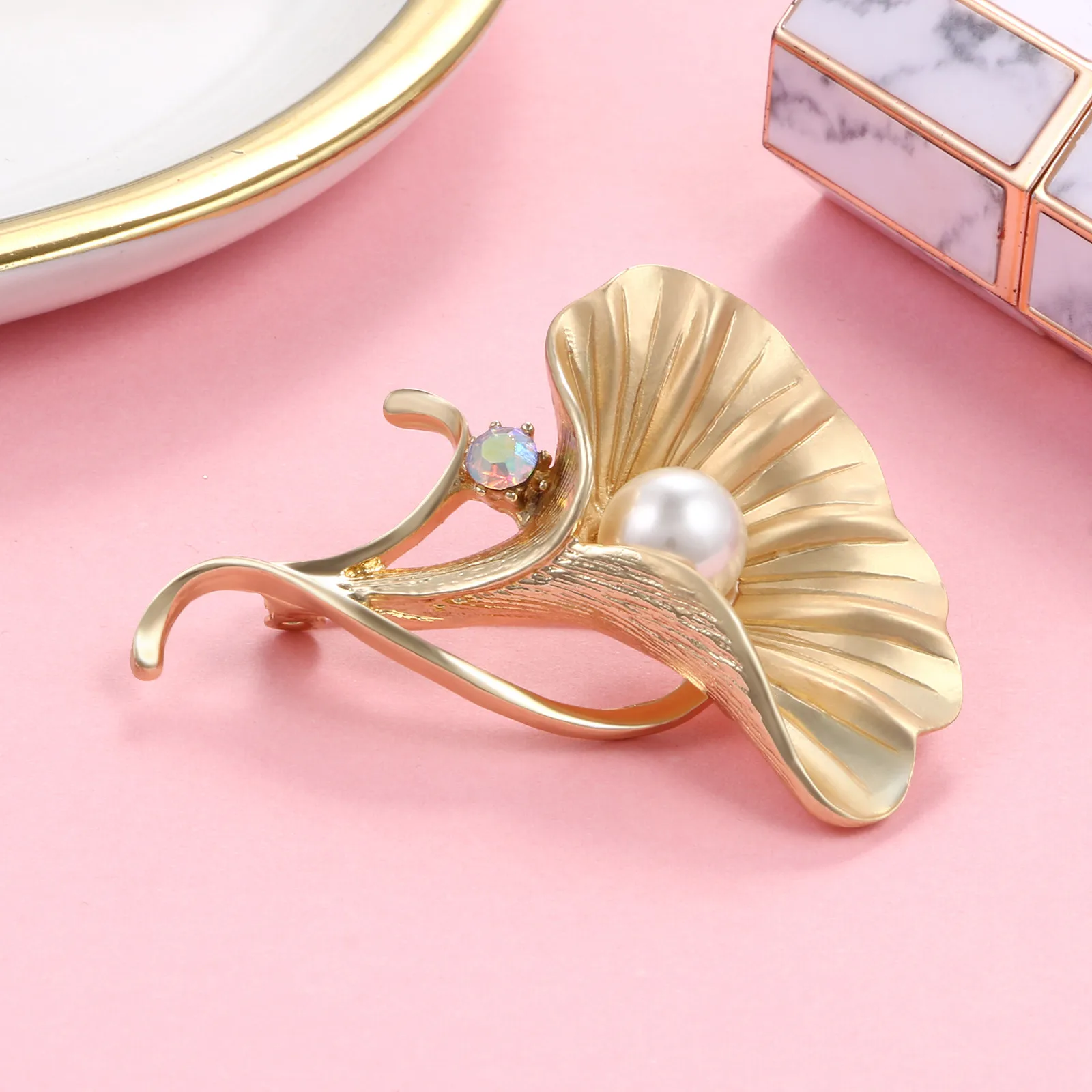 

Broche Luxe Matte Gold Ginkgo Leaf Hollow Pearl Brooch Ladies Jewelry брошь женская Brooches for Women броши dropshipping