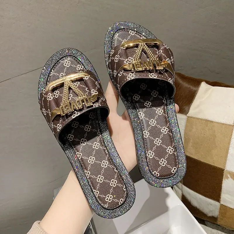 

Famous Designer Design Women's Slippers Indoor Slippers High-quality Letter Button Decoration Flat Beach Shoes Ladies Sandals
