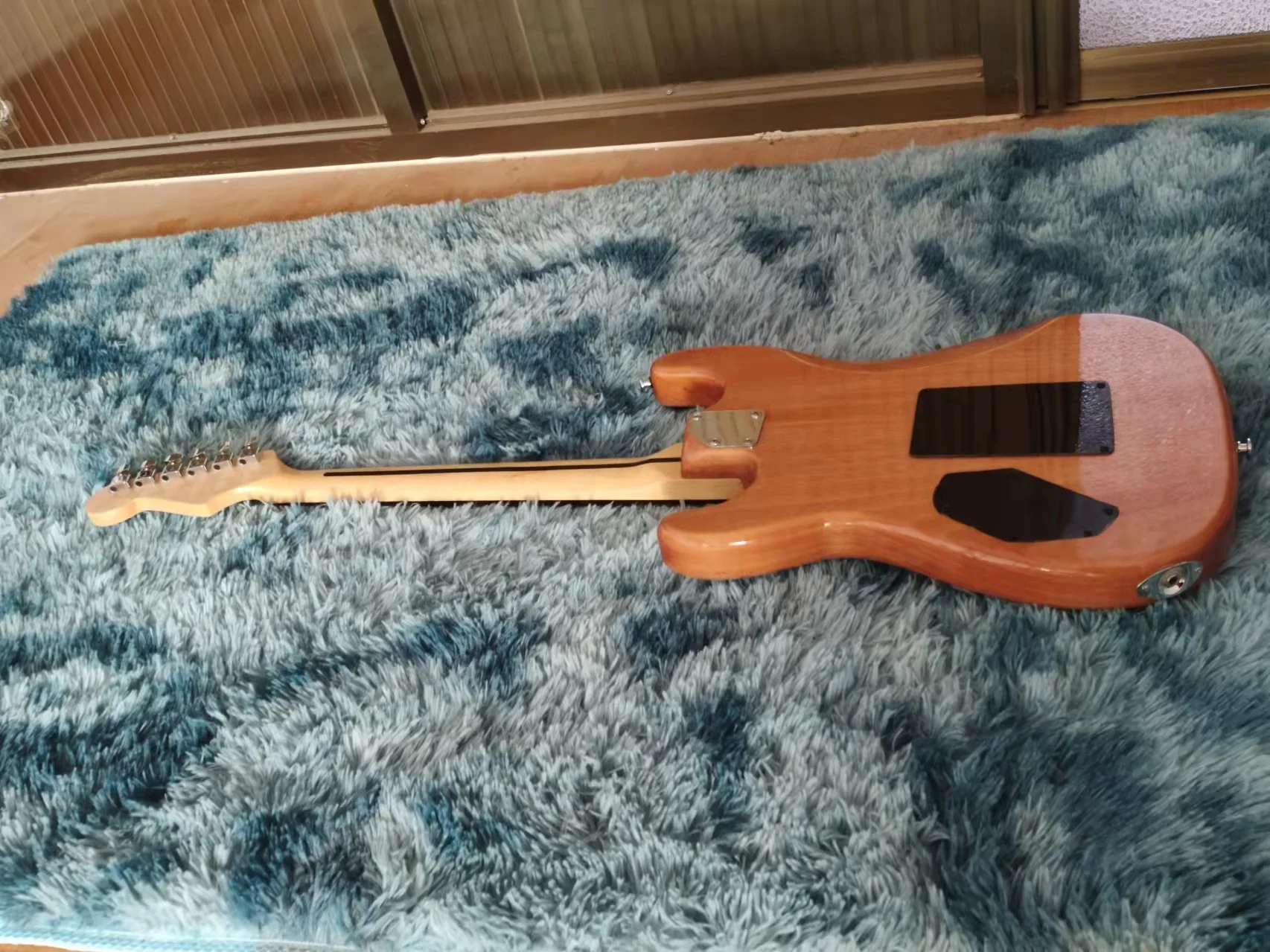 Гитара из красного дерева. Электрогитара schecter solo-6 custom. Корпус гитары из красной древесины. Гитара из красного дерева. Деревянная гитара.