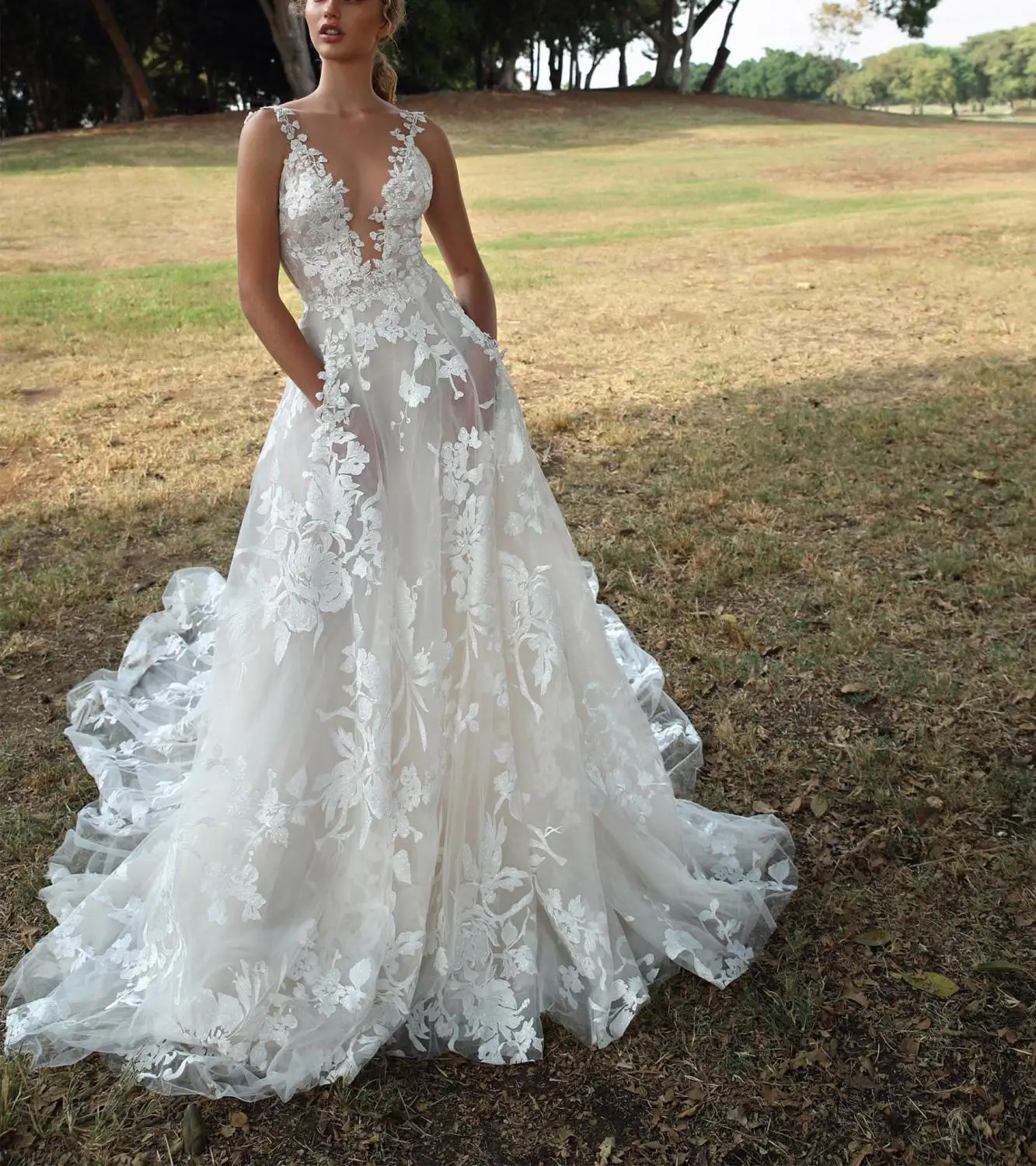 Lace Wedding Dress with Pockets 2020 Summer Bride Dresses V-Neck Sleeveless Backless Long Train Bridal Gowns | Свадьбы и торжества