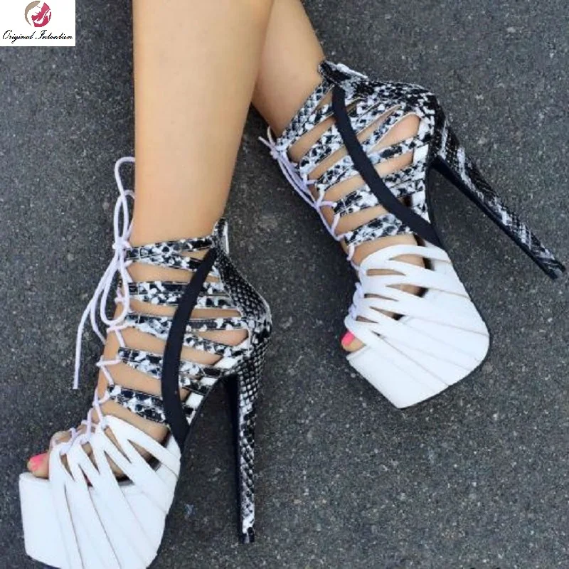 Женские босоножки на тонком высоком каблуке со змеиным принтом и открытым