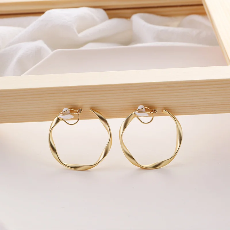 

Gold Big Round Stud Clip on Earrings for Women 2021 Trend Jewelry Women Earring Korean Fashion Trends