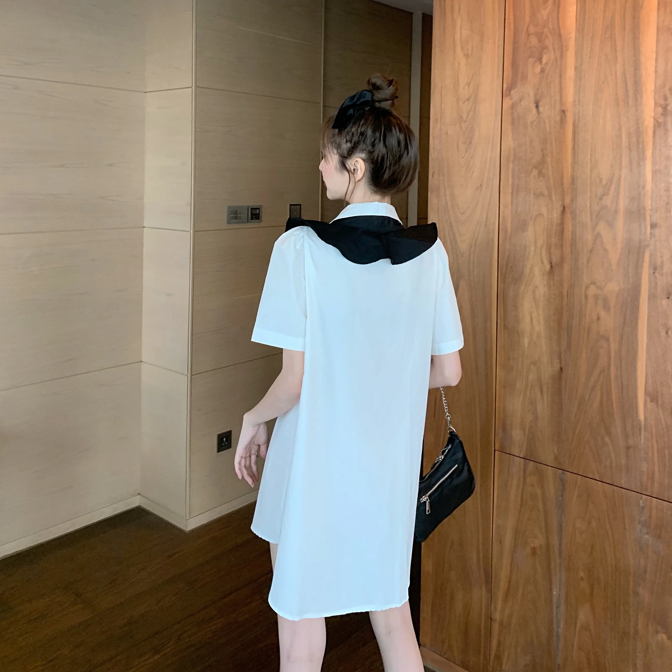 Женское однотонное платье рубашка с отложным воротником и коротким рукавом