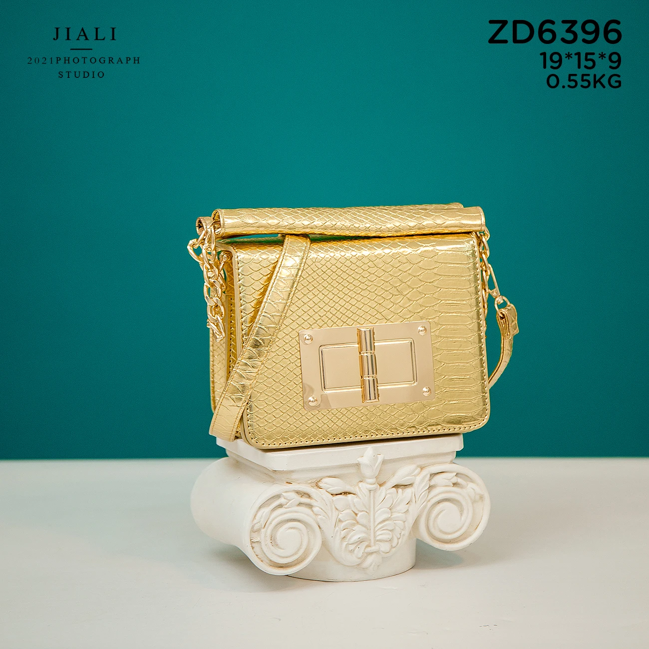 Наплечная Сумка женская квадратная из кожи питона с золотой цепочкой | Багаж и