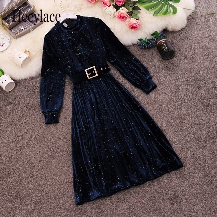 Женское плиссированное платье с круглым вырезом и рукавами фонариками расшитое