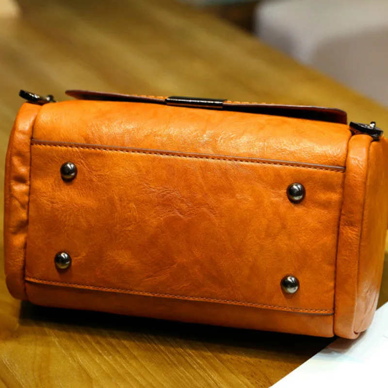 Сумка-тоут женская из натуральной кожи саквояж кросс-боди мягкой с подвеской в