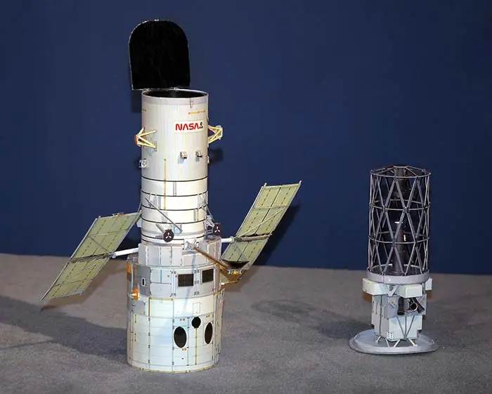 Набор для самостоятельной сборки бумажных моделей телескопа Hubble Space Telescope |