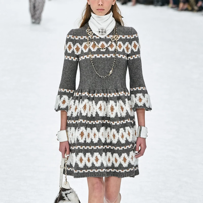 Женское серое платье свитер с вышивкой и пятью рукавами стрейчевое тонкое