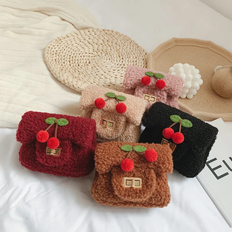 

Новинка Осень-зима 2020 от известного бренда, дизайнерская модная детская плюшевая сумка-мессенджер через плечо с милым украшением в виде виш...