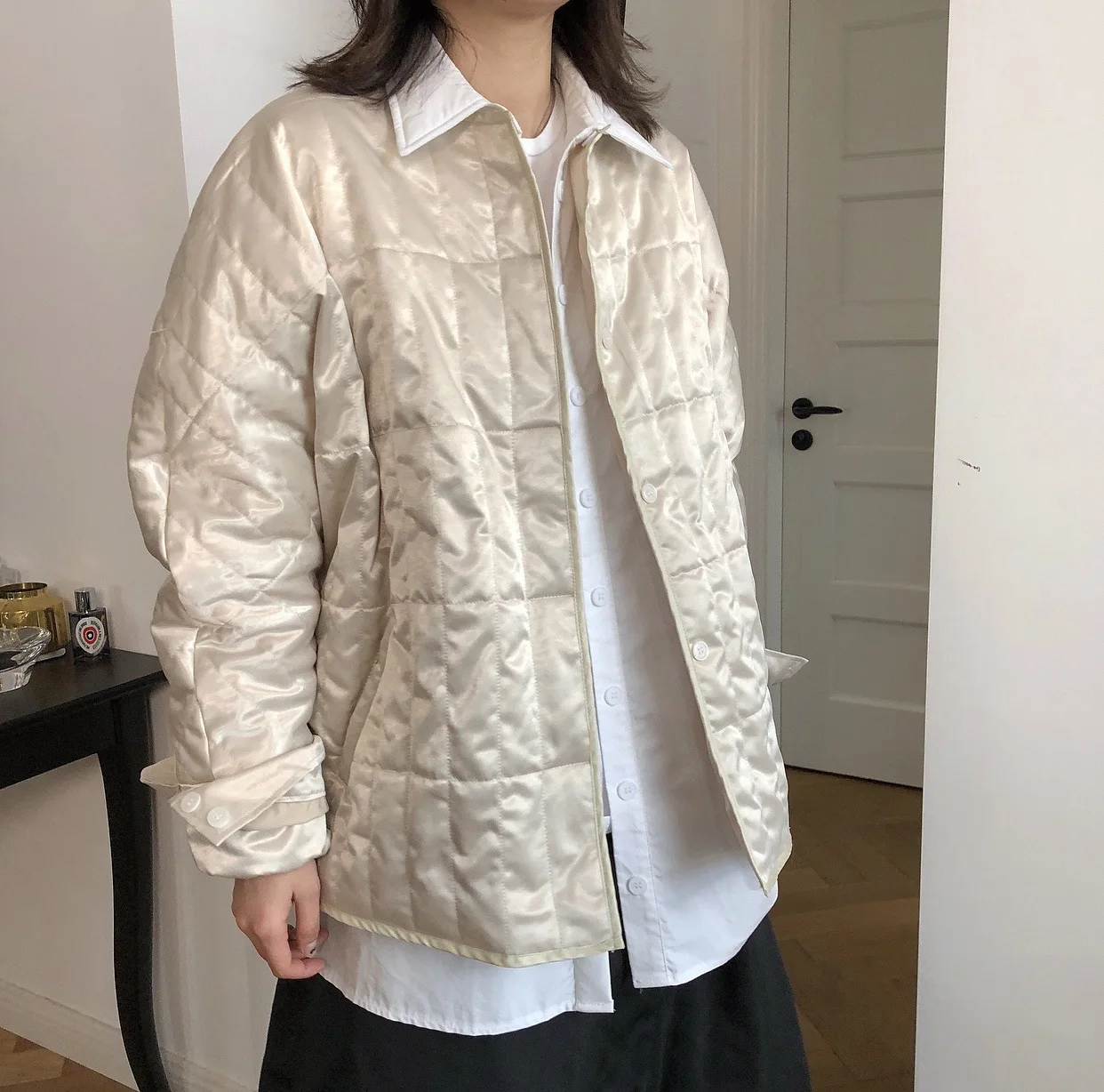 Осенние новые модные атласные стеганые куртки с круглым вырезом и хлопковой