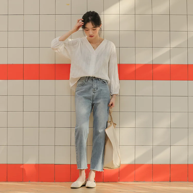 

The new spring and summer will firm offers to restore ancient ways flowers hollow out the niche render v-neck shirt