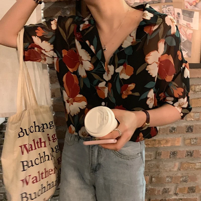 

Shirt Temperament V-neck Floral Short-sleeved Shirt Female Design Sense Niche Summer New Loose and Thin Top