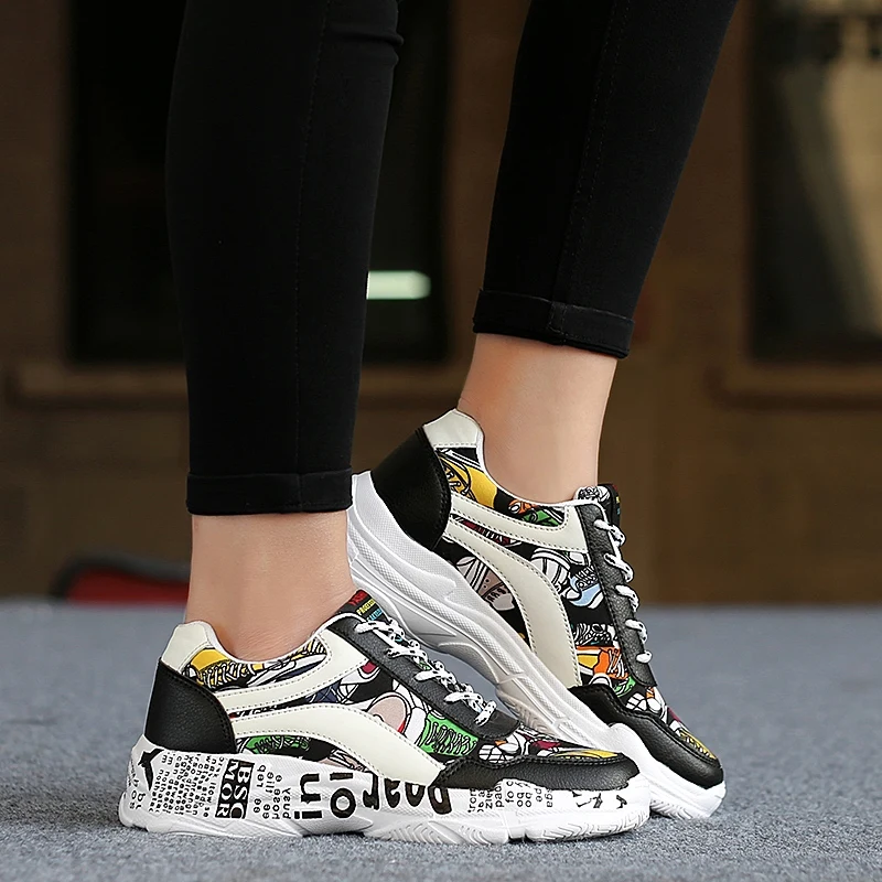 Женские повседневные белые кроссовки с граффити на плоской подошве