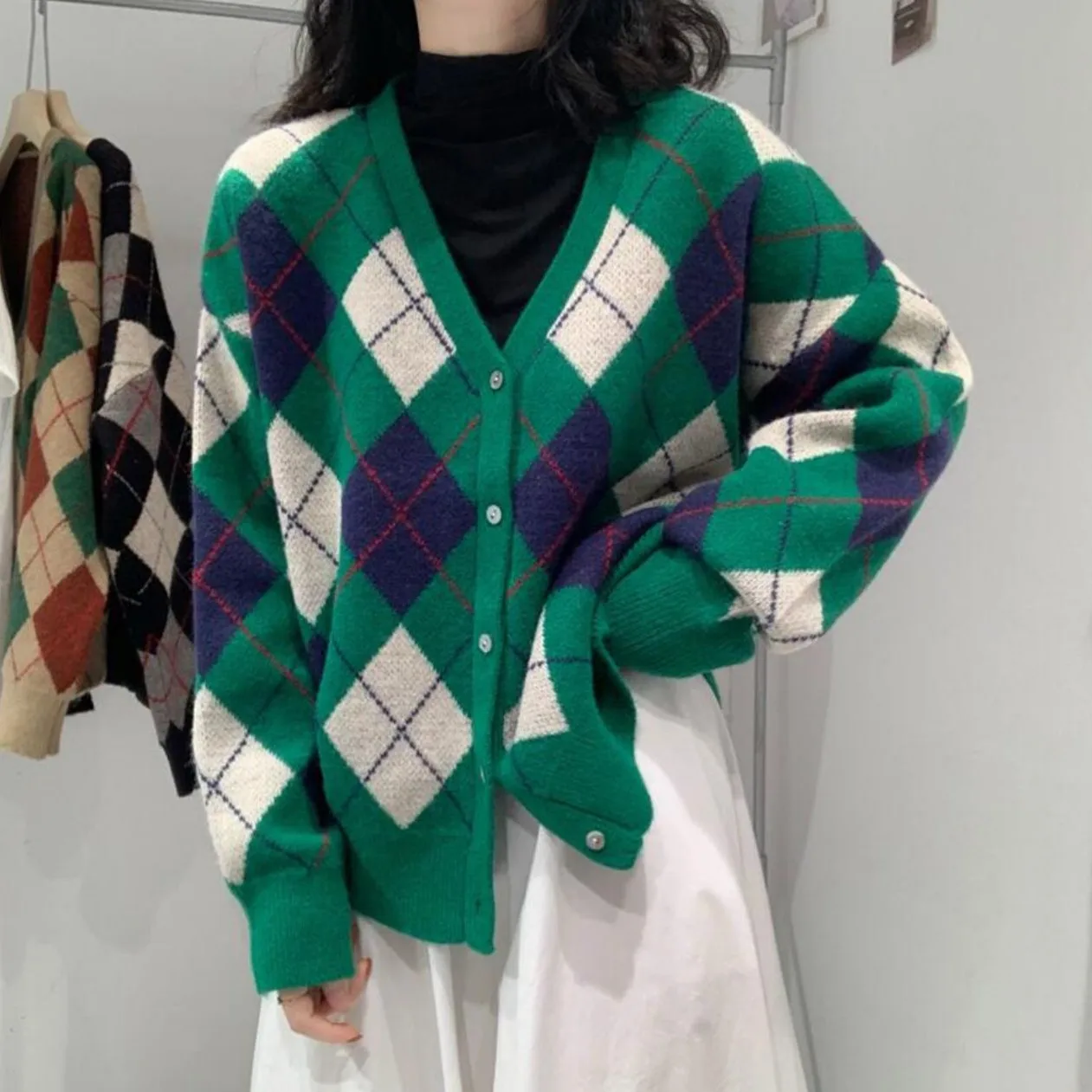 Женский вязаный кардиган с V-образным вырезом в клетку |