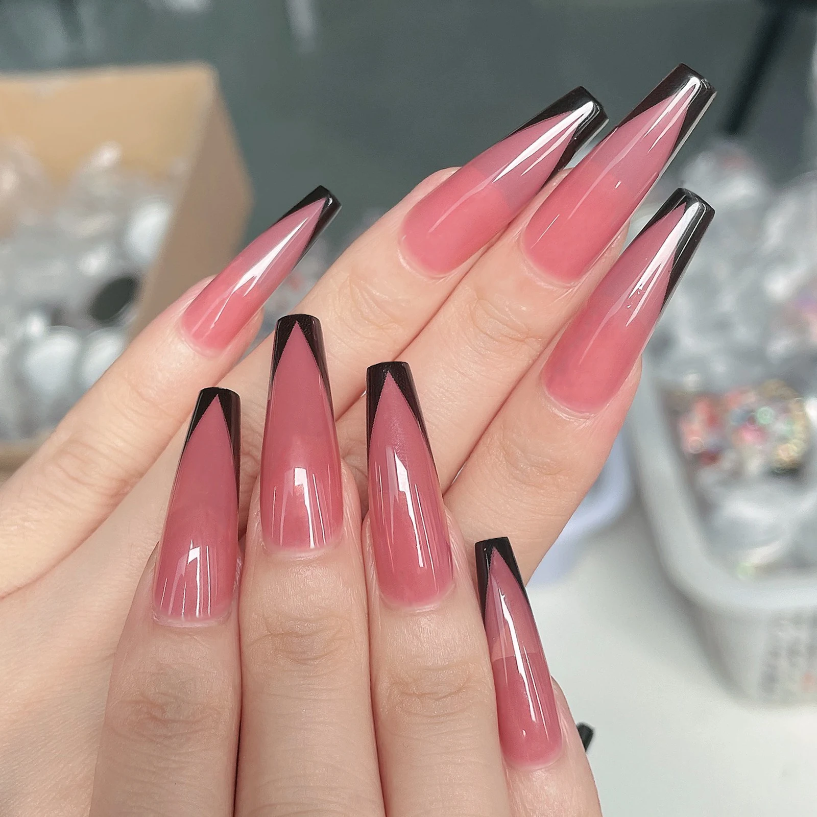 Сверхдлинные французские розовые накладные ногти с черными краями полное
