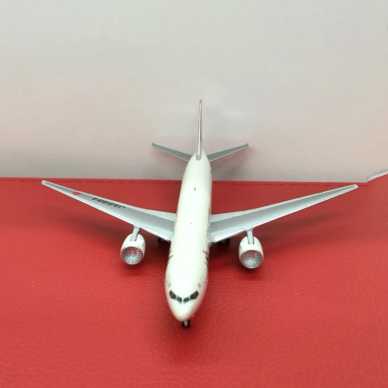 

1:500 Scale B777-200 Japan JAL Air Airlines with Landing Gears Alloy Aircraft Plane Collectible Display Model Collection Toy