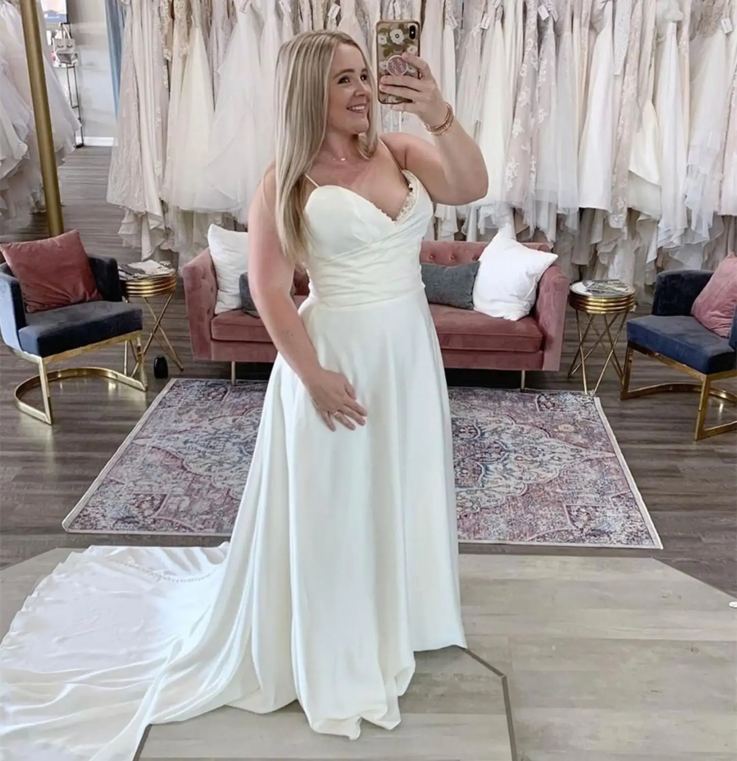 Свадебное платье для маленькой женщины с длинным шлейфом атласные белые