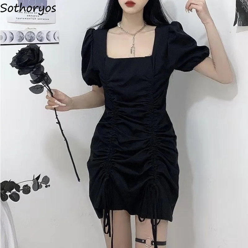 

Женское черное короткое платье с пышными рукавами, с квадратным вырезом