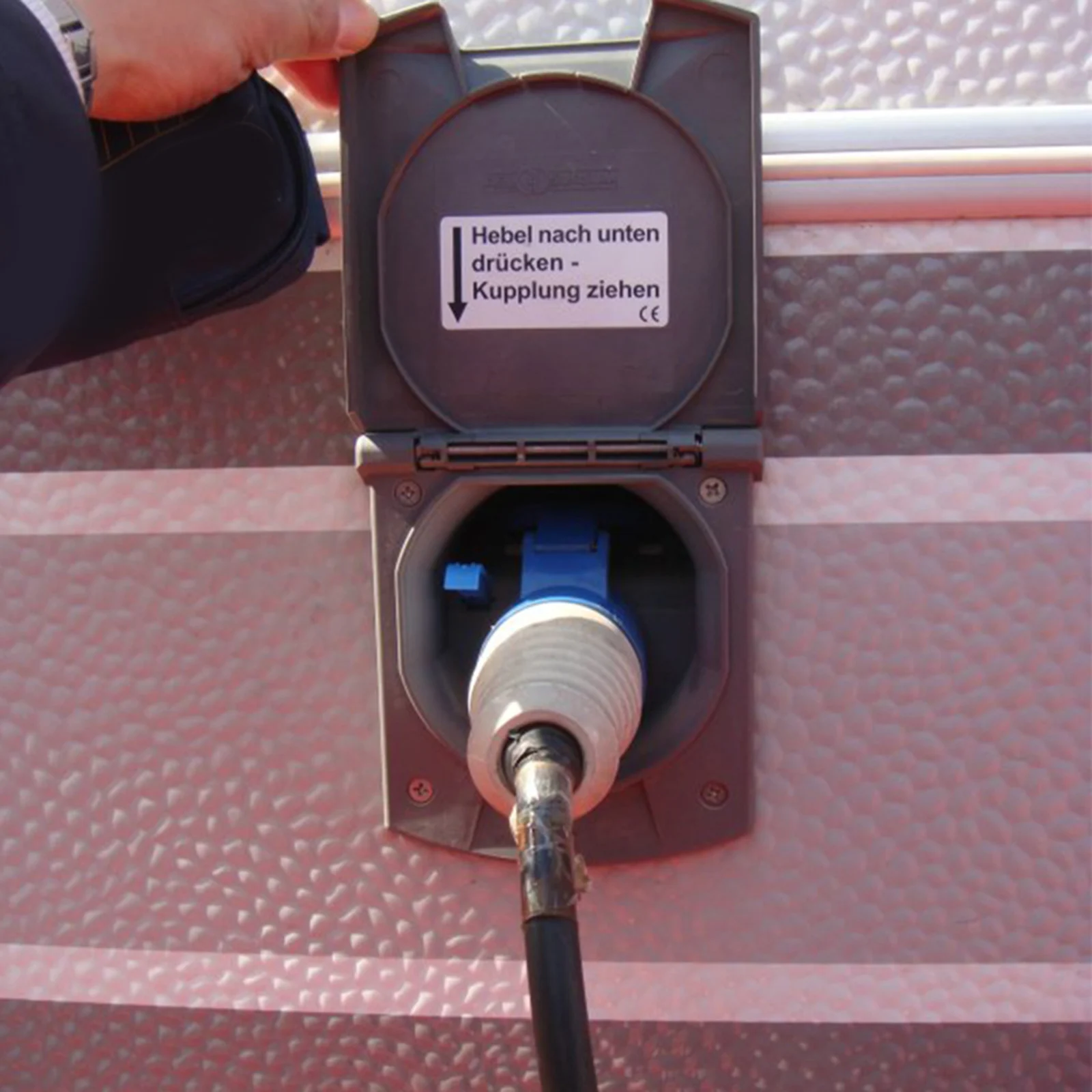 

Розетка для внешнего источника питания RV 220 В ‑ 240 В 16A с крышкой 3Pin Flush