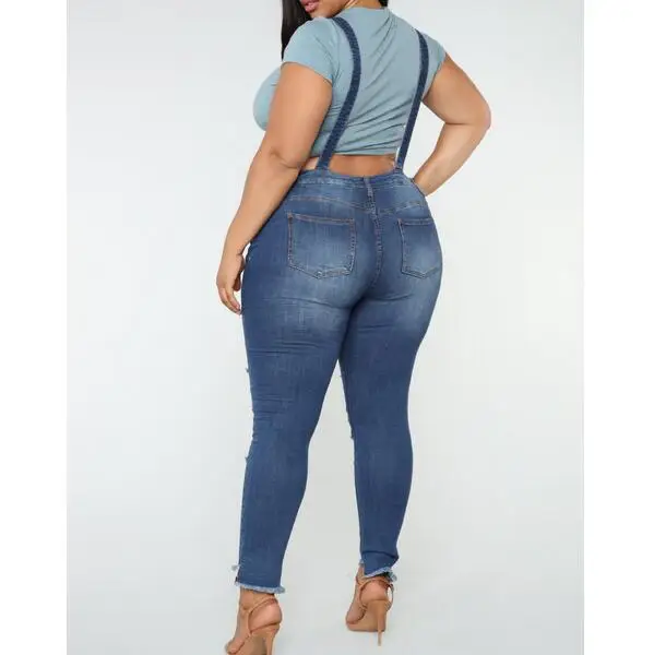 Женский джинсовый комбинезон с дырками повседневный синий на бретелях размера