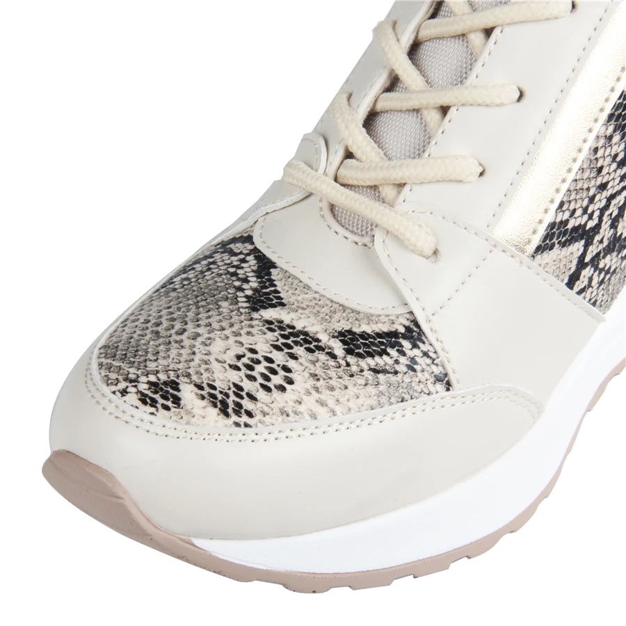 Кроссовки с леопардовым принтом бежевого цвета на танкетке весна-лето 2020 | Обувь