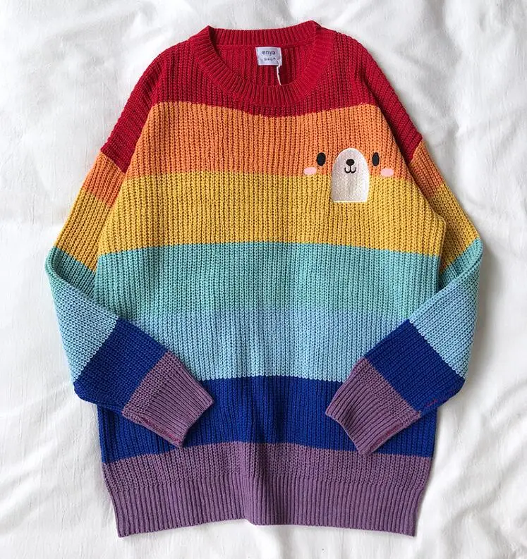 Вязаный свитер в радужную полоску с вышивкой милого медведя на осень и зиму |