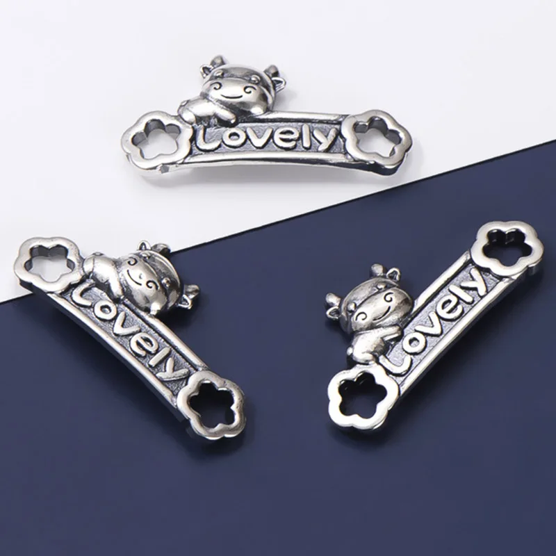 

Подвеска для браслета из серебра 925 пробы с надписью на икре