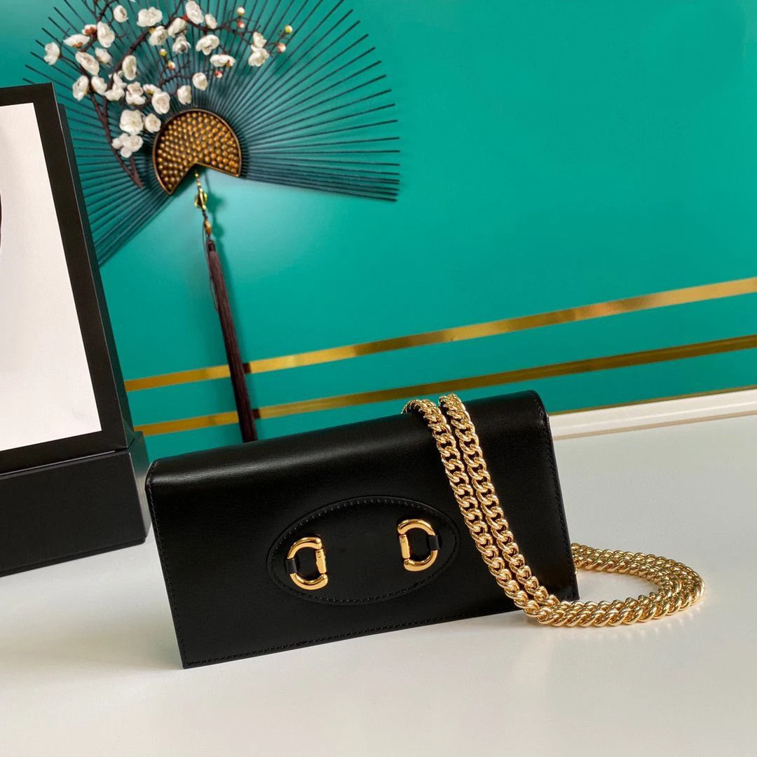 

Женская сумка-мессенджер из натуральной кожи