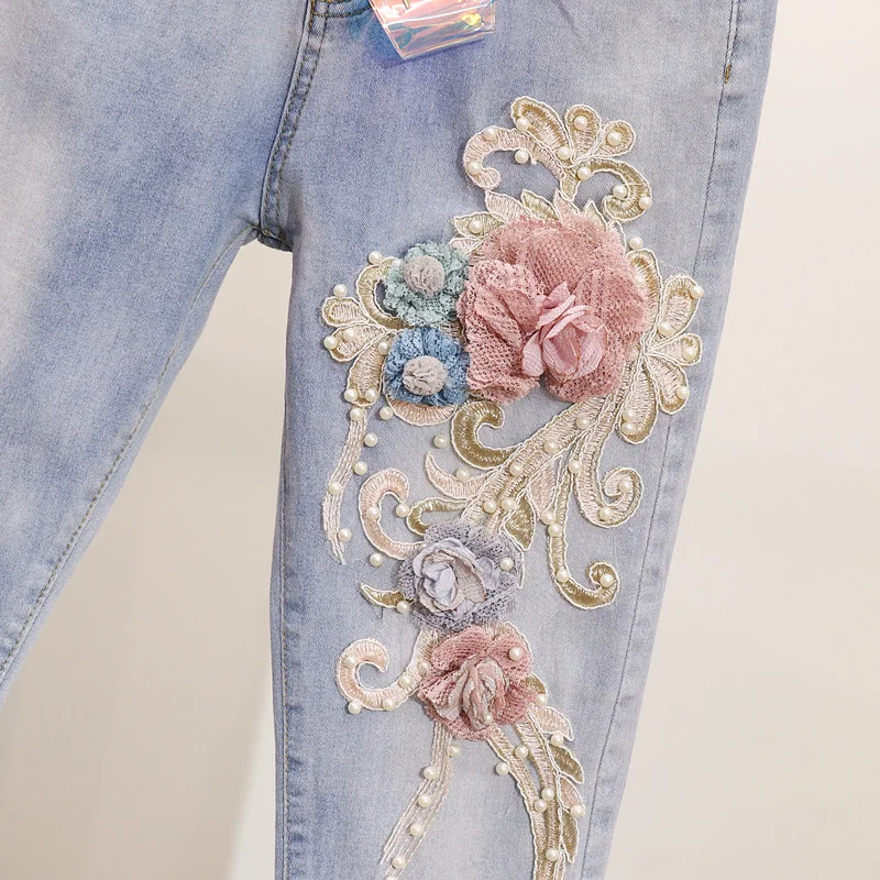 Летний модный женский комплект белая футболка с аппликацией из бисера + потертые