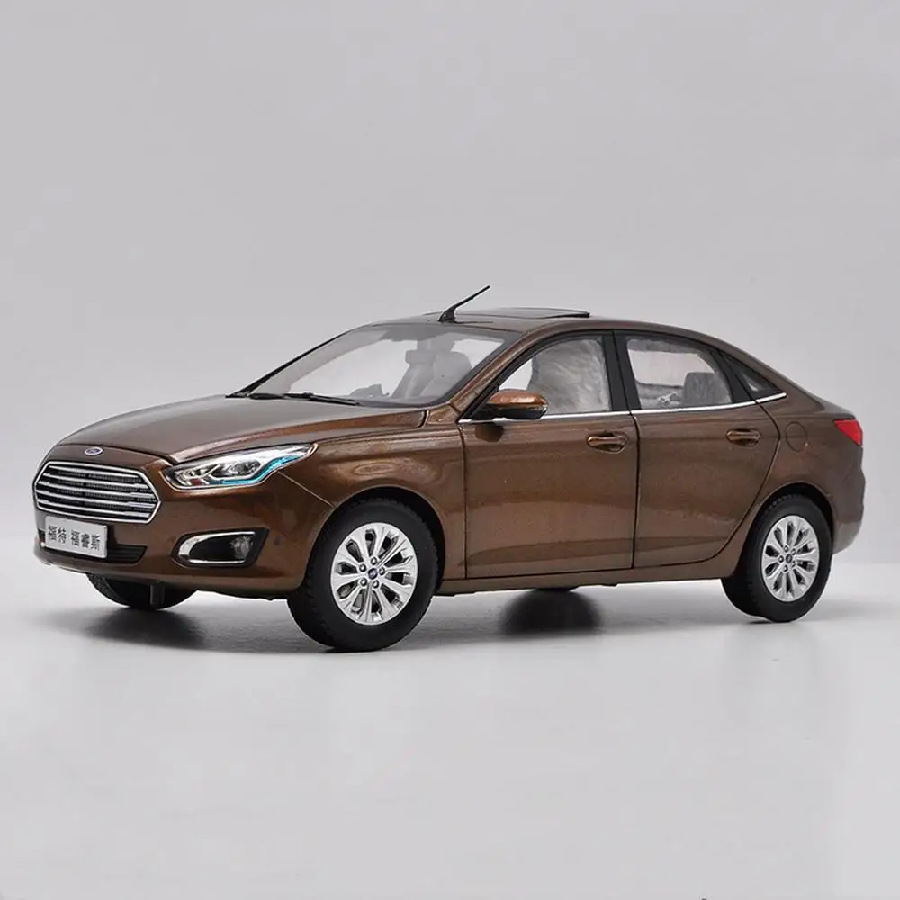 Модель автомобиля Форд Эскорт 1/18 в масштабе 2017 коричневый коллекционная игрушка