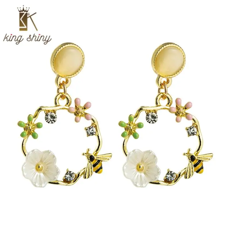 

Korean New Arrivals Flower Statement Dangle Earrings for Woman Vintage Rhinestone Bee Drop Earrings Woman Party Ear Accessories