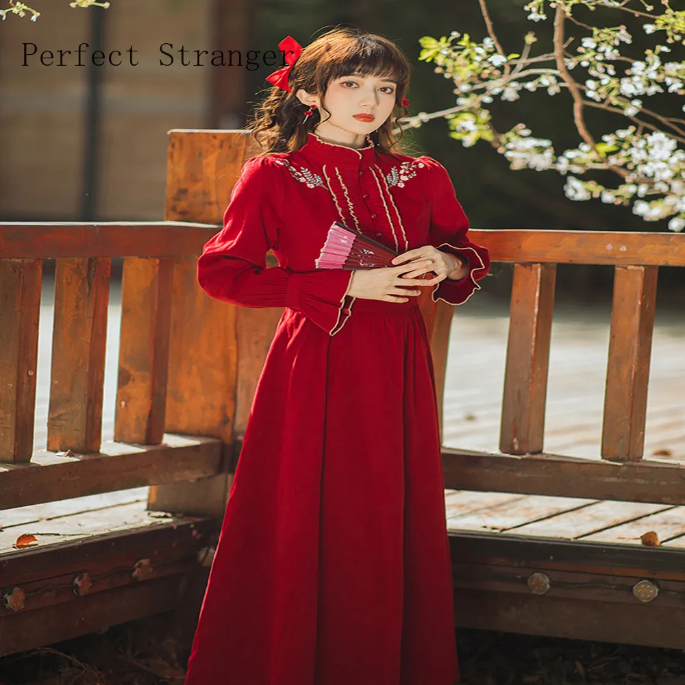 

Осеннее винтажное тонкое платье с вышивкой на талии и длинным рукавом