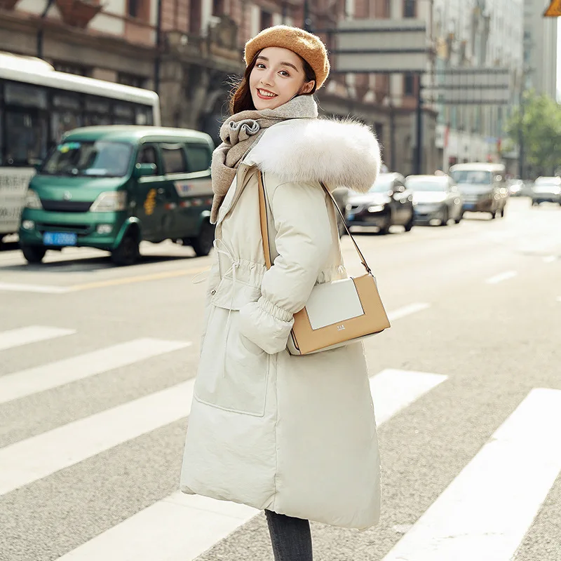 Белая зимняя куртка на утином пуху Женская с капюшоном и воротником из меха енота