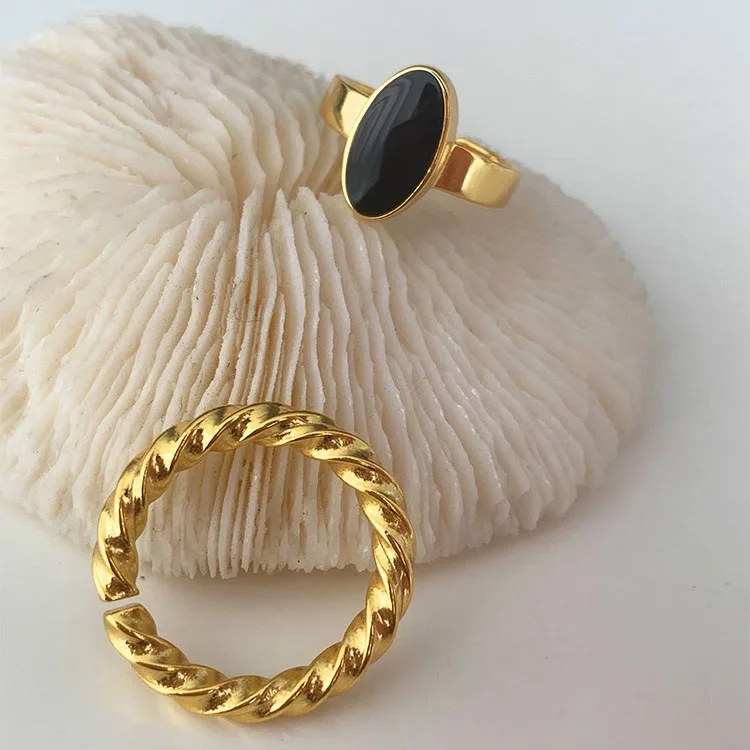 

Punk Personality Luxury Geometric Oval Black Resin Mold Gothic Gold Finger Rings For Women New Elegant Charms Jewelry 2022