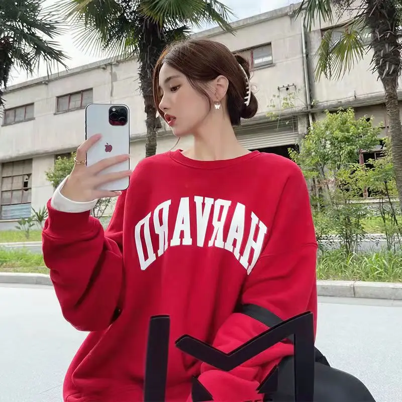 Женский Свитшот оверсайз красный с принтом в американском Гарвардском стиле