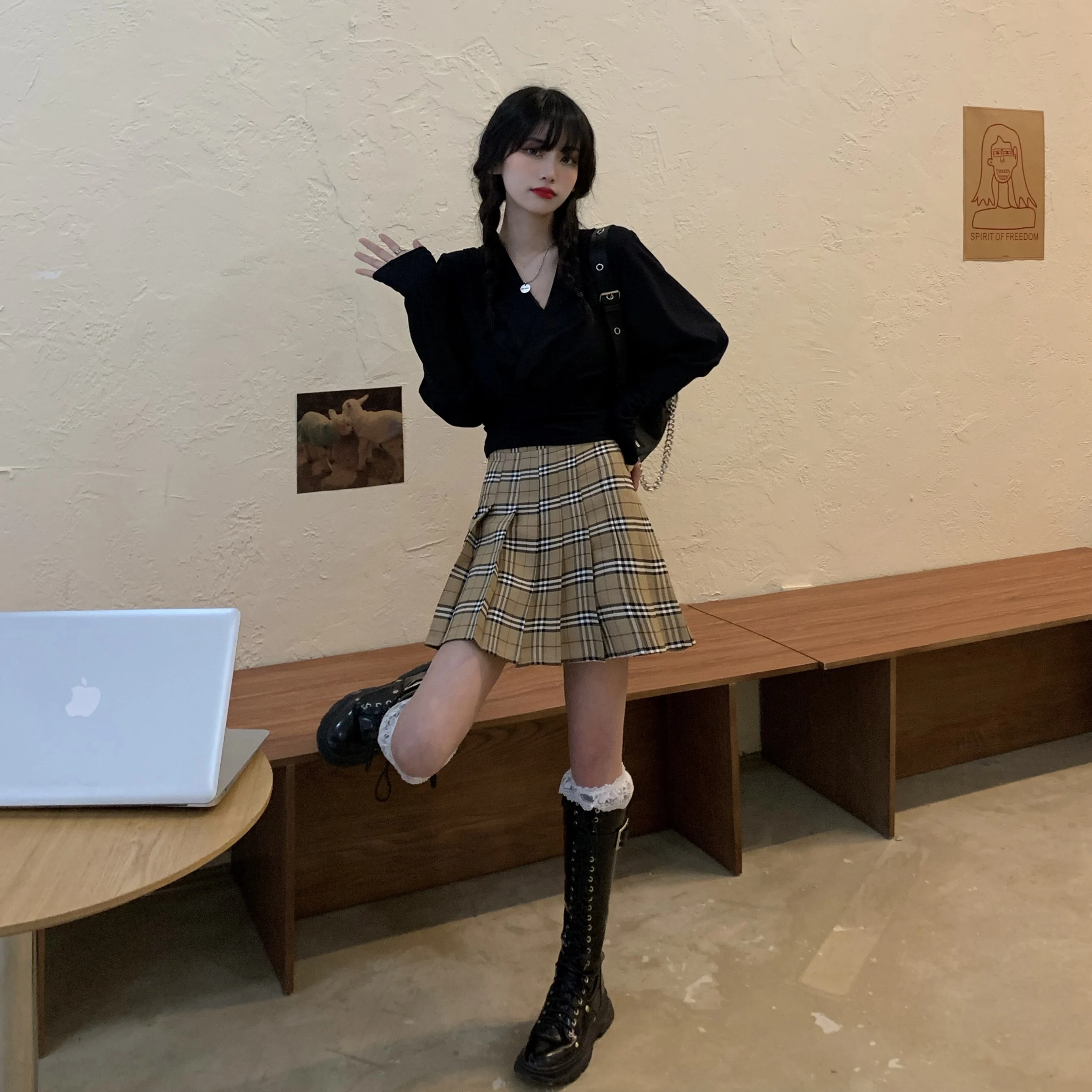 

2021 Spring Shirt Women's New French Puff Sleeves And Shoulder Pads Gentle Allmatch V-Neck Cross Korean Style Top Shirt Design