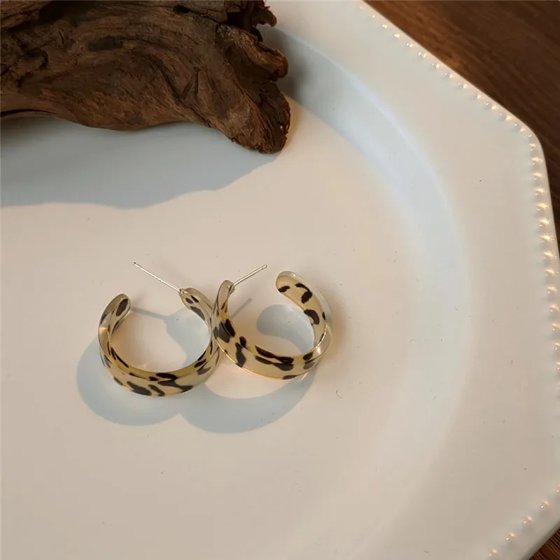 

The new trend of simple and creative leopard print C-shaped earrings Korean net red female earrings circle earrings wholesale