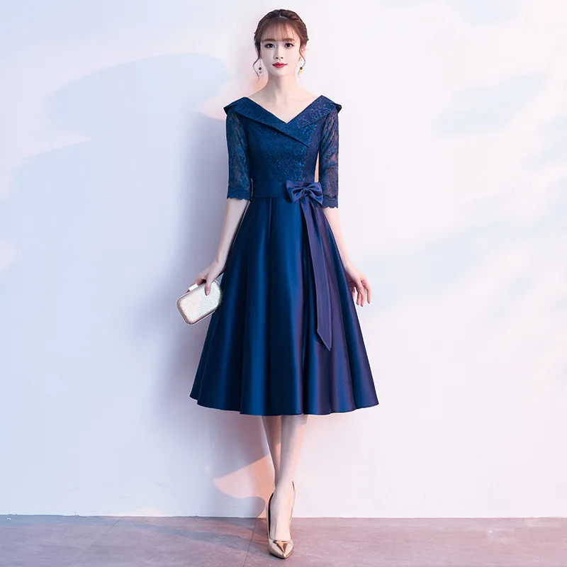 Женское атласное банкетное платье темно синее элегантное средней длины с V