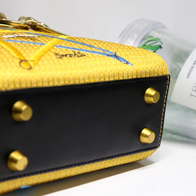 

Heavy craftsmanship, beading, embroidery, bees, geometric patterns, retro handbags, new ladies' shoulder bags, messenger bags