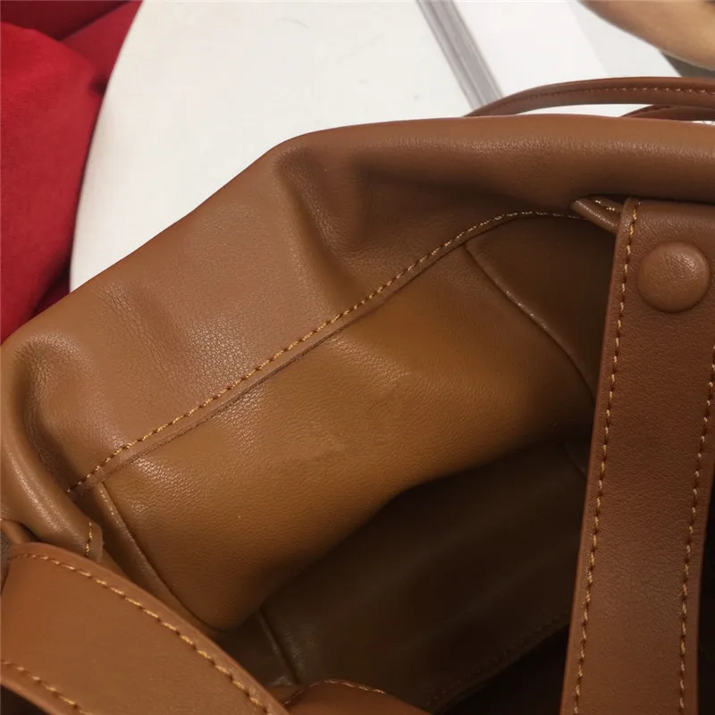 

2021 star's same small leather cloud bag, one shoulder cross carrying dumpling bag, fashion fold, armpit hand-held women's bag