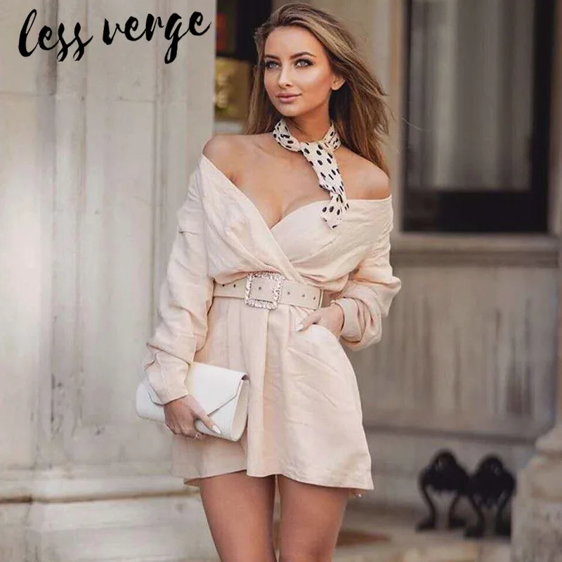 Короткое Хлопковое платье трапеция цвета хаки с длинными рукавами и карманом на