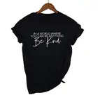 Женская футболка с надписью in a world where be kind Faith, футболка из 100% хлопка, повседневные Забавные футболки с короткими рукавами для девушек